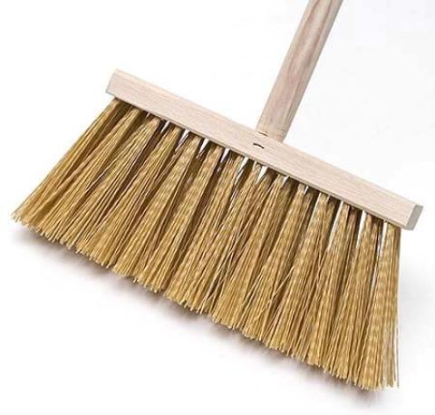 Chodníkový smeták s holí